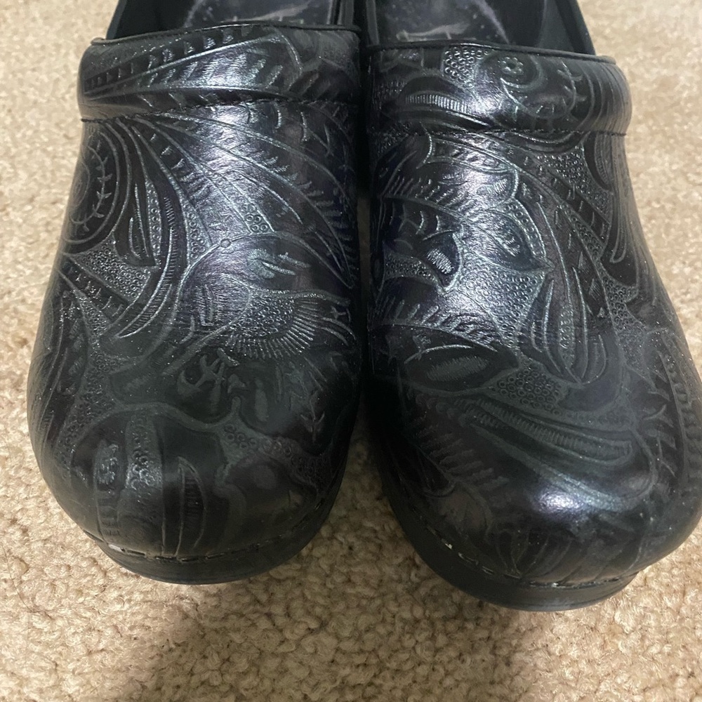 Women’s black size 39 Dansko clogs. Great condition